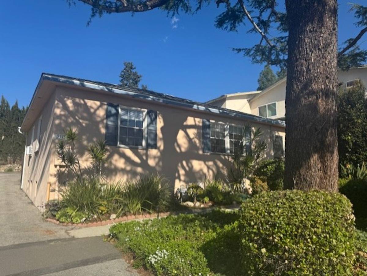 Apartment for rent at 2511 Foothill Blvd, La Crescenta, CA 91214