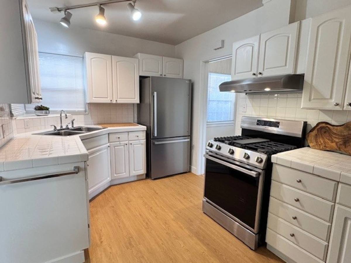 Apartment for rent at 2511 Foothill Blvd, La Crescenta, CA 91214