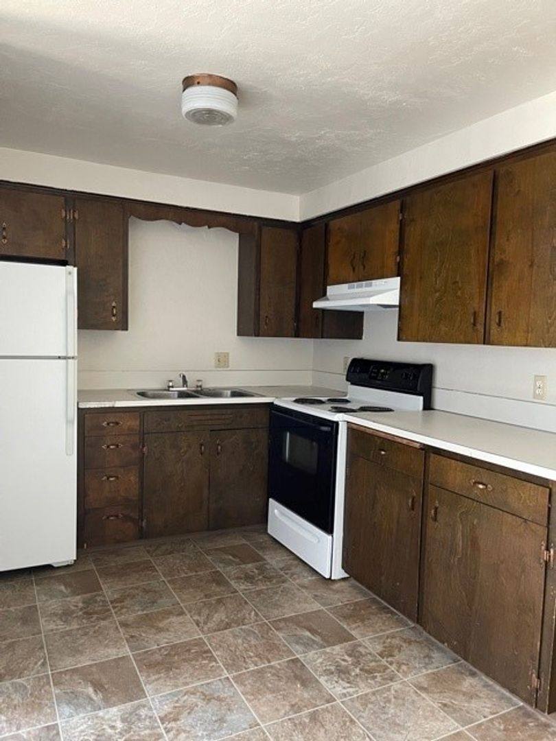 Apartment for rent at 1143 6th St NW, Salem, OR 97304
