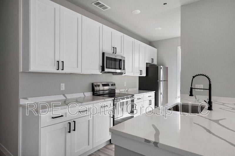 Apartment for rent at 948 S Corinth St Rd, Dallas, TX 75215