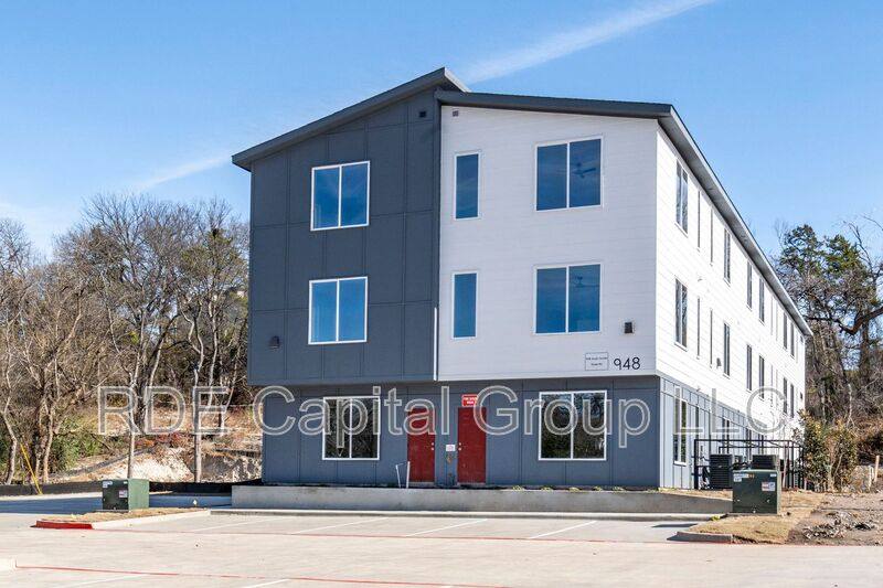 Apartment for rent at 948 S Corinth St Rd, Dallas, TX 75215