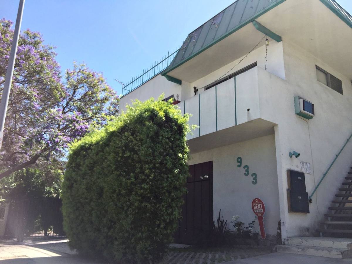 Apartment for rent at 933 N Wilcox Ave, Los Angeles, CA 90038