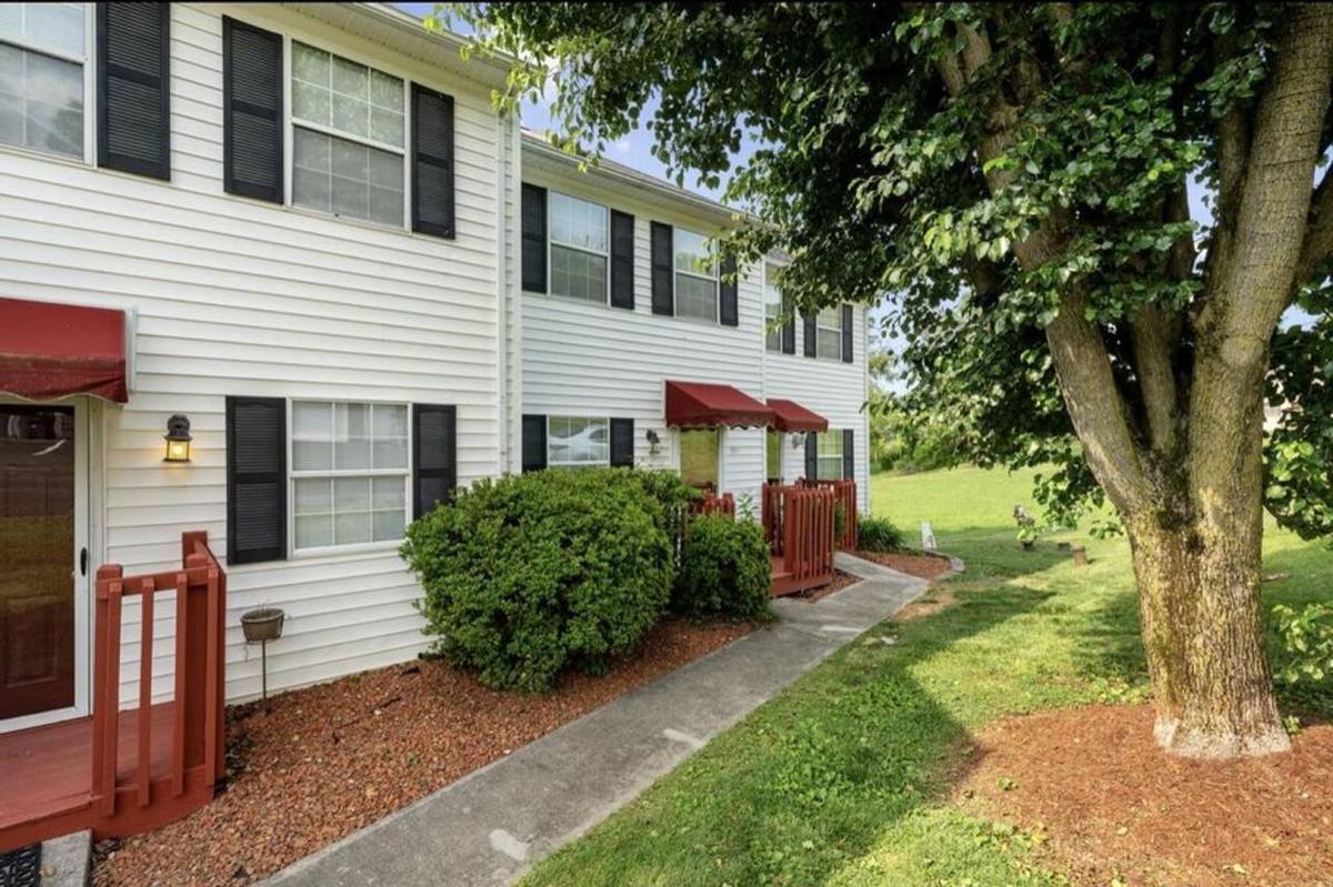 Townhouse for rent at 2931 Broad St, Bristol, TN 37620