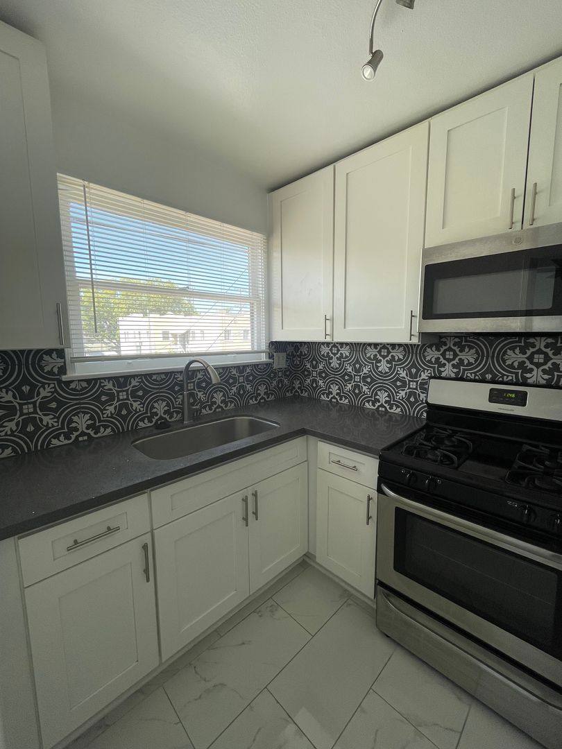 Townhouse for rent at 438-440 E Acacia Ave, Glendale, CA 91205