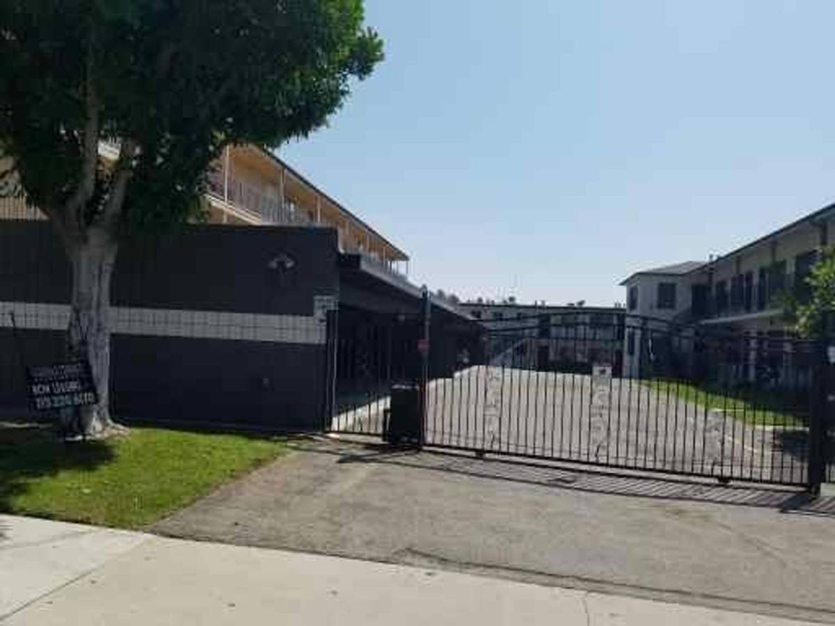 Townhouse for rent at 438-440 E Acacia Ave, Glendale, CA 91205