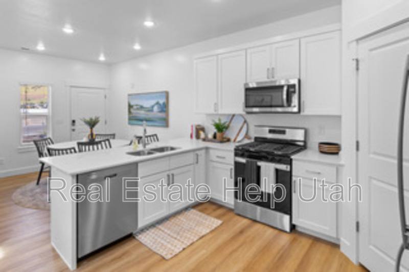 Townhouse for rent at 281 W 1150 N, Palo Alto, CA 94302