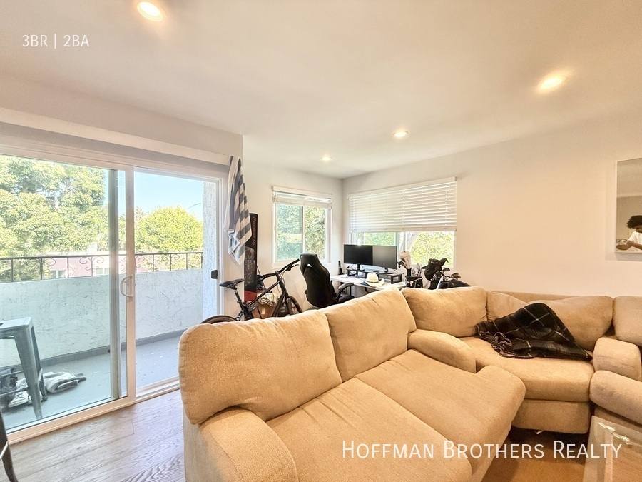 Apartment for rent at 1102 11th St #308, Santa Monica, CA 90403