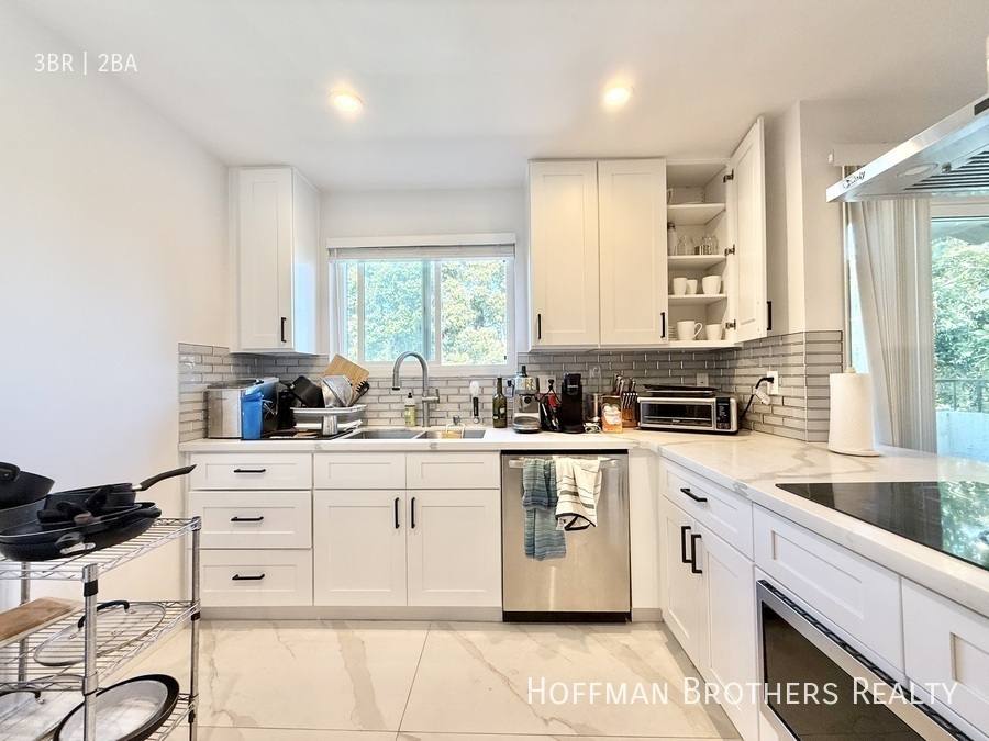 Apartment for rent at 1102 11th St #308, Santa Monica, CA 90403