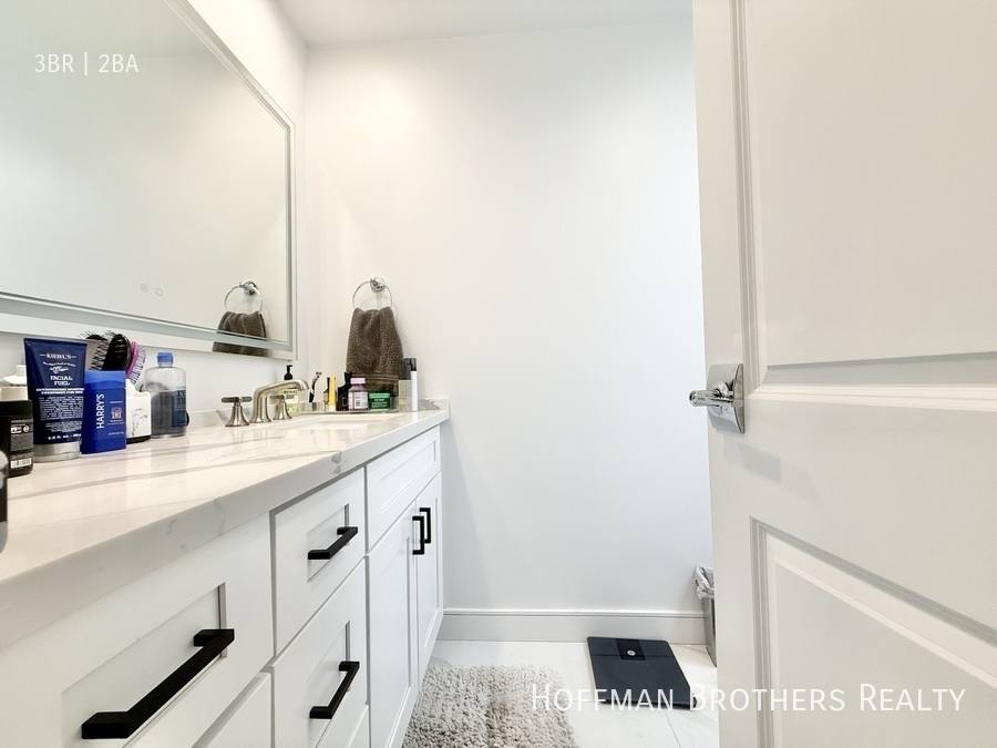 Apartment for rent at 1102 11th St #308, Santa Monica, CA 90403