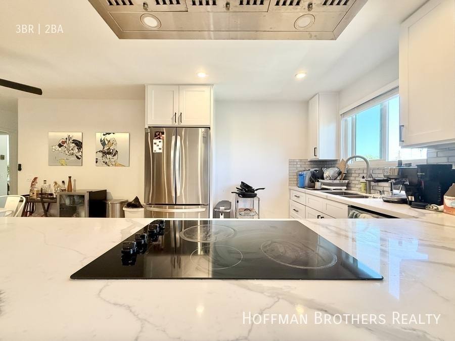 Apartment for rent at 1102 11th St #308, Santa Monica, CA 90403