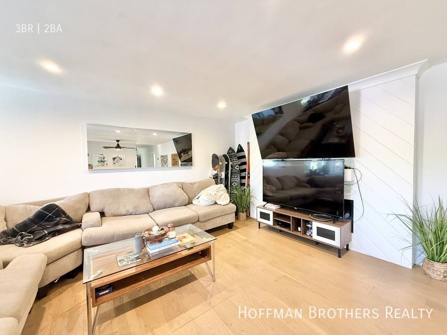 Apartment for rent at 1102 11th St #308, Santa Monica, CA 90403