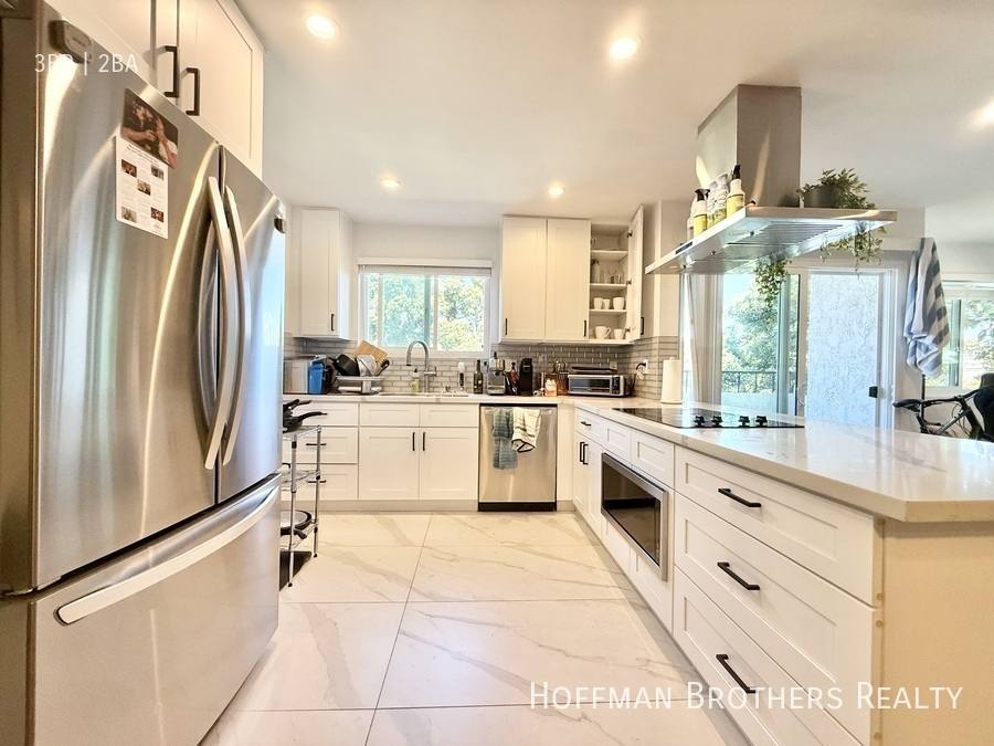 Apartment for rent at 1102 11th St #308, Santa Monica, CA 90403
