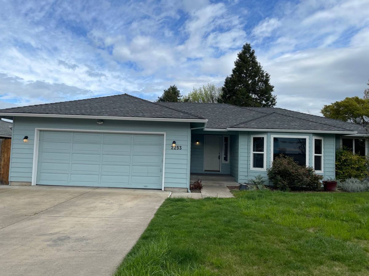 House for rent at 2253 Ridge Way, Medford, OR 97504