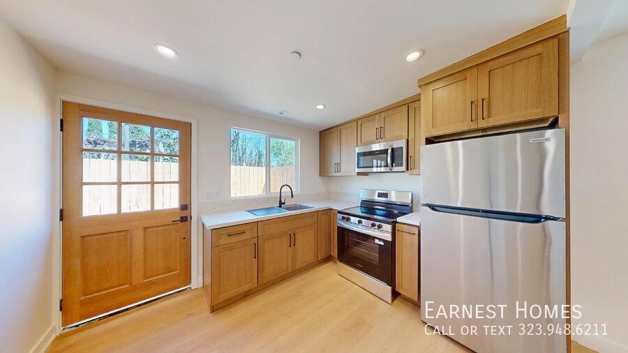 Apartment for rent at 6443 Satsuma Ave, North Hollywood, CA 91606