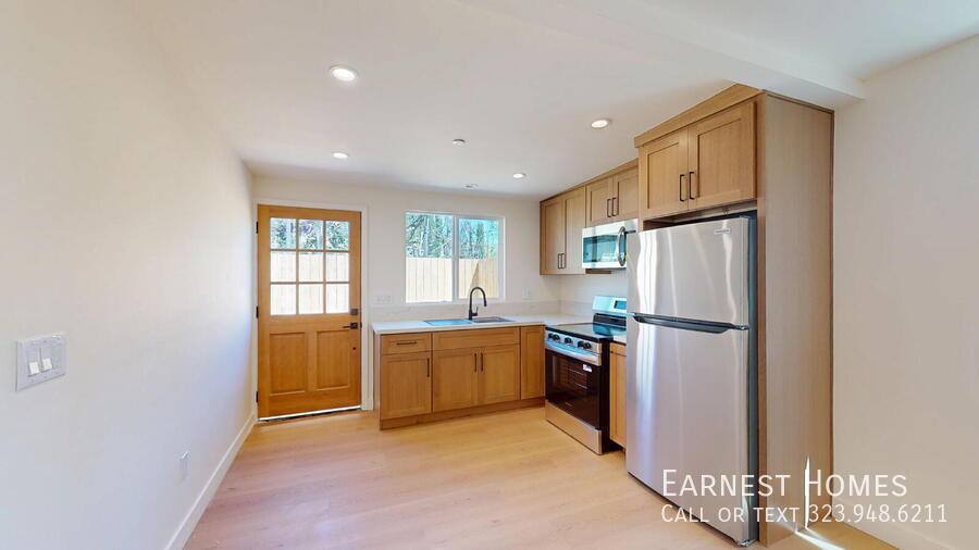 Apartment for rent at 6443 Satsuma Ave, North Hollywood, CA 91606