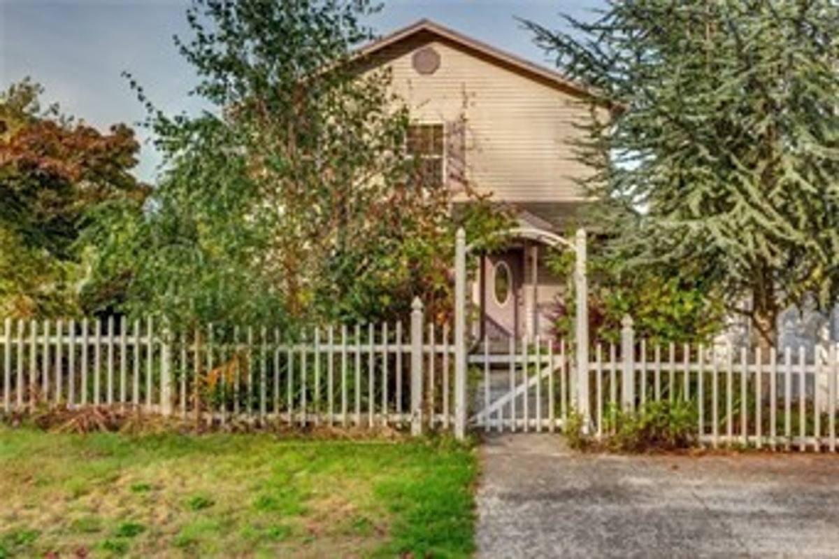 House for rent at 112 S 44th St, Bellingham, WA 98229