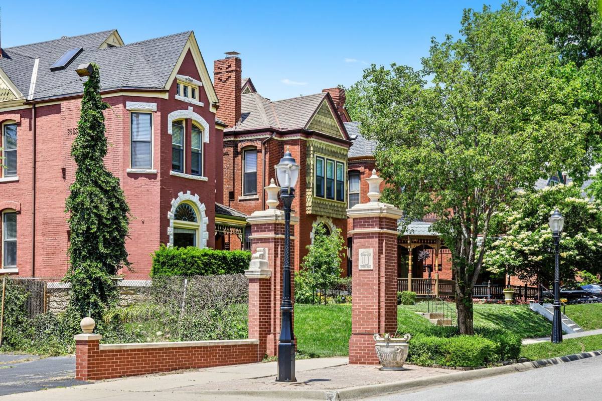 Apartment for rent at 3014 3016 Grand Ave, Kansas City, MO 64108