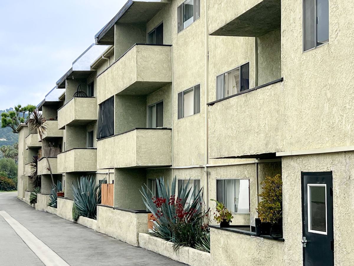 Apartment for rent at 11018 Moorpark St, North Hollywood, CA 91602