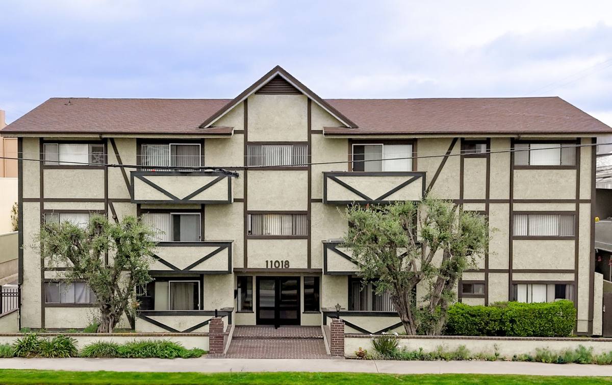Apartment for rent at 11018 Moorpark St, North Hollywood, CA 91602