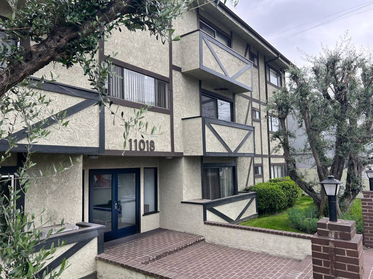 Apartment for rent at 11018 Moorpark St, North Hollywood, CA 91602