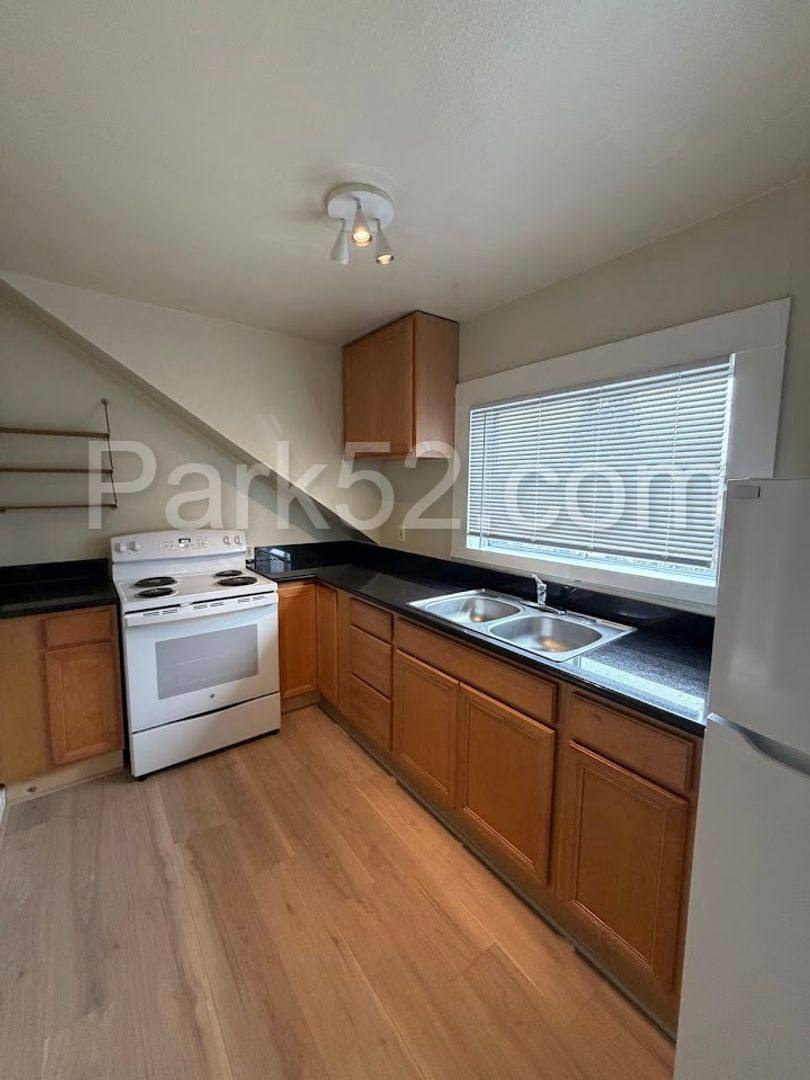 Townhouse for rent at 1711 S 9th St, Tacoma, WA 98405