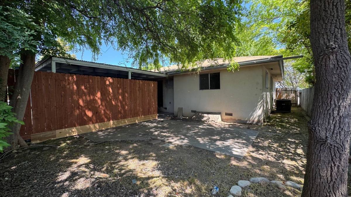 House for rent at 493 N Alta Ave, Dinuba, CA 93618