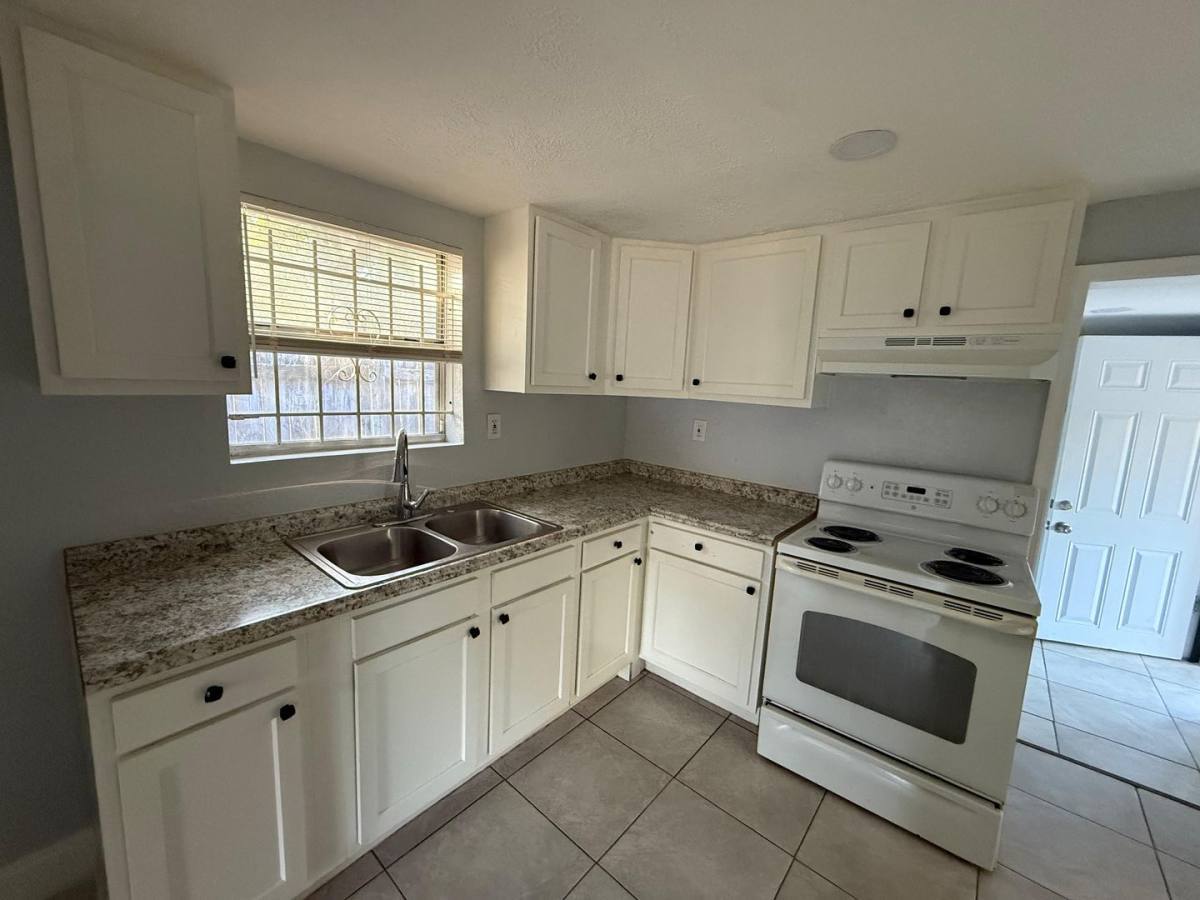 Apartment for rent at 1024 W 8th St, Jacksonville, FL 32209