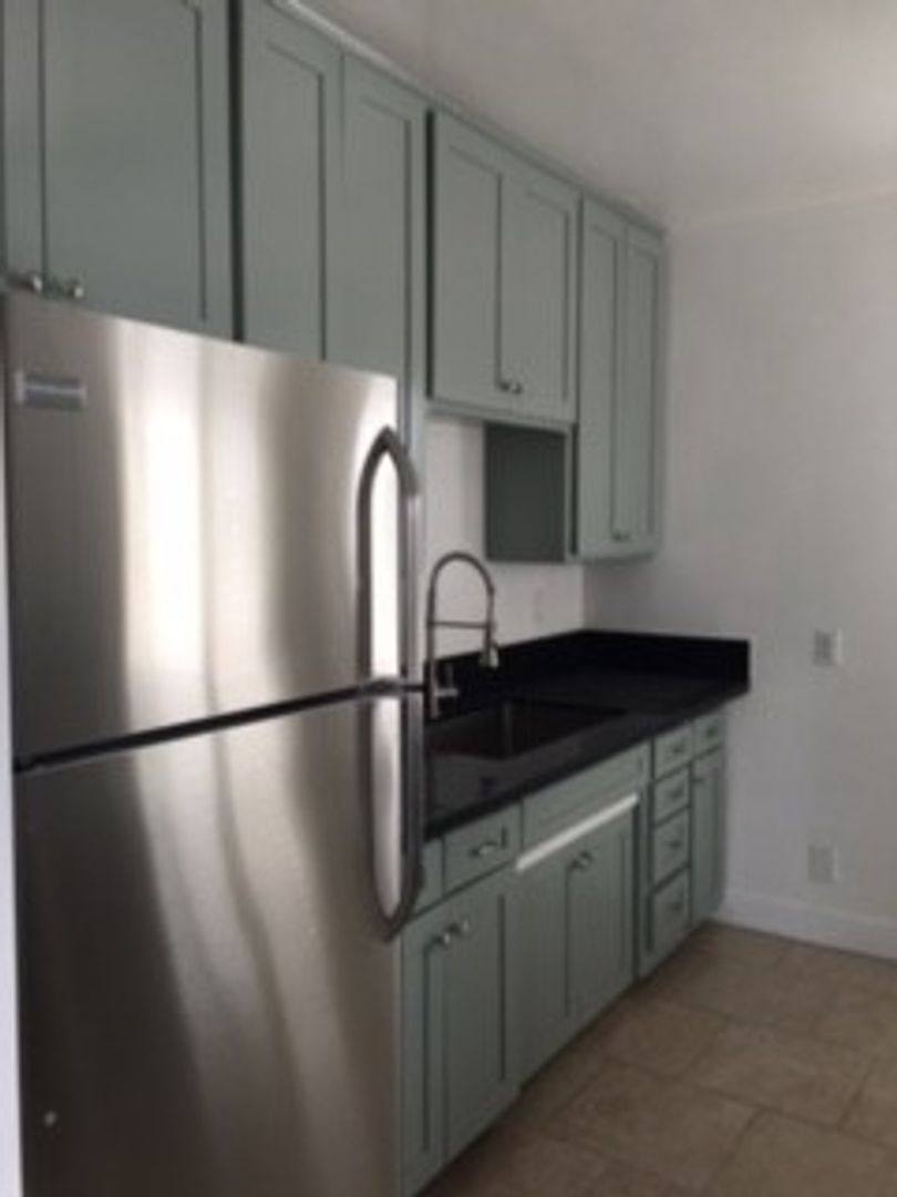 Apartment for rent at 12321-27 Washington Blvd, Los Angeles, CA 90066