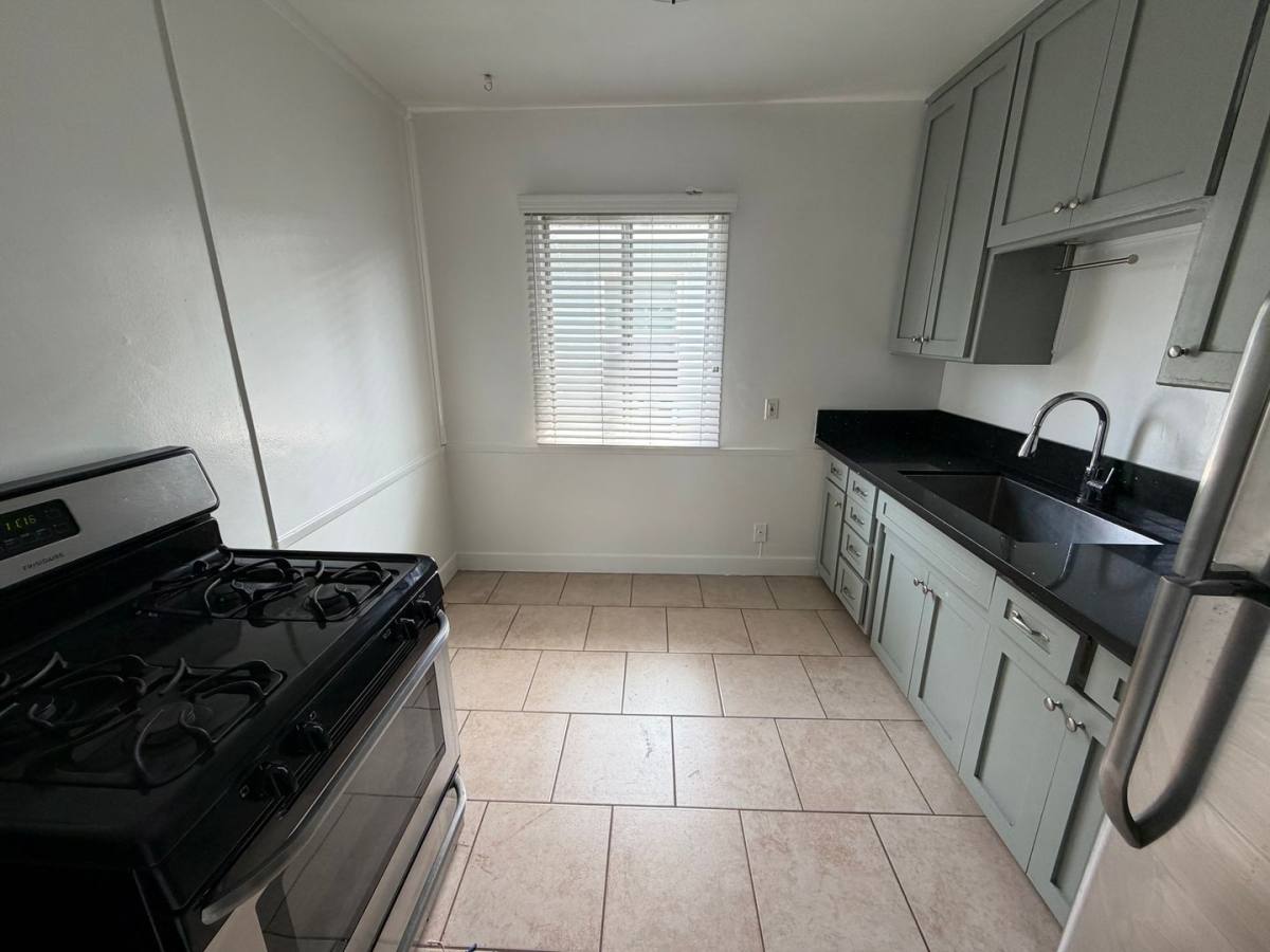 Apartment for rent at 12321-27 Washington Blvd, Los Angeles, CA 90066
