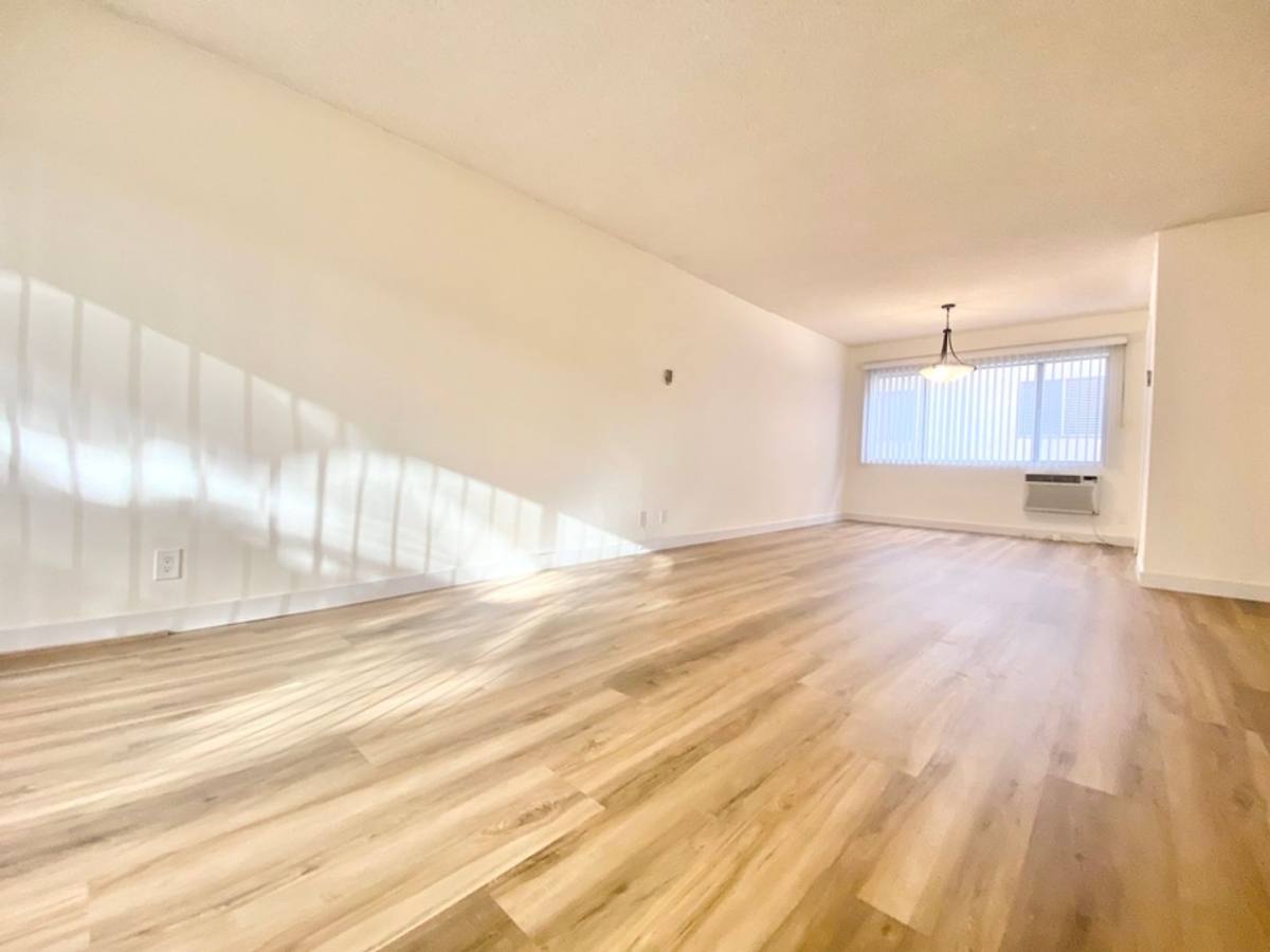 Apartment for rent at 11924 Montana Ave, Los Angeles, CA 90049