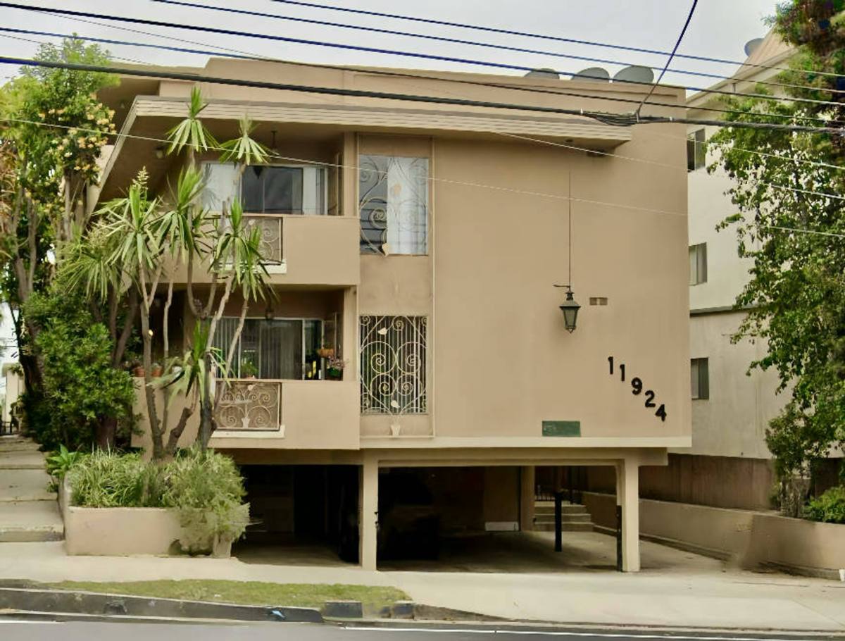 Apartment for rent at 11924 Montana Ave, Los Angeles, CA 90049