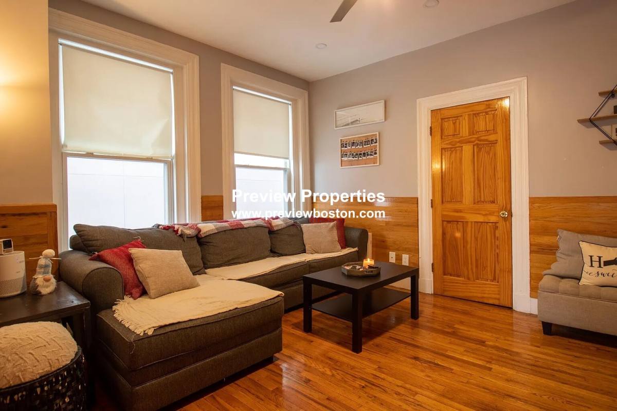 Apartment for rent at 117 Elm St #2, West Newton, MA 02465
