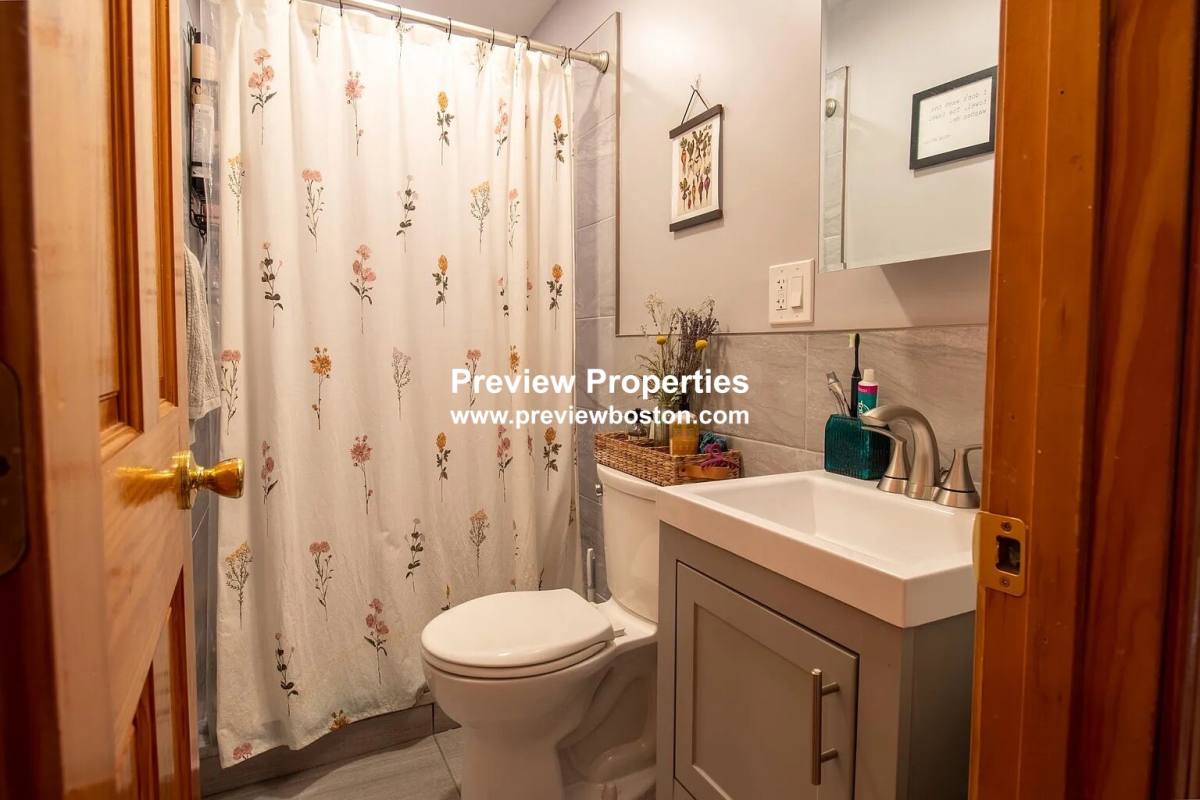 Apartment for rent at 117 Elm St #2, West Newton, MA 02465