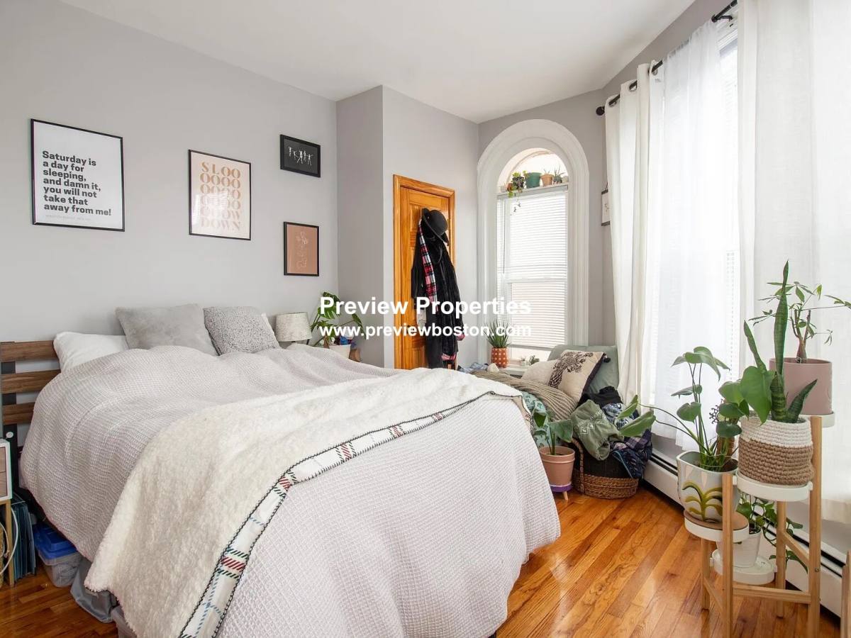 Apartment for rent at 117 Elm St #2, West Newton, MA 02465