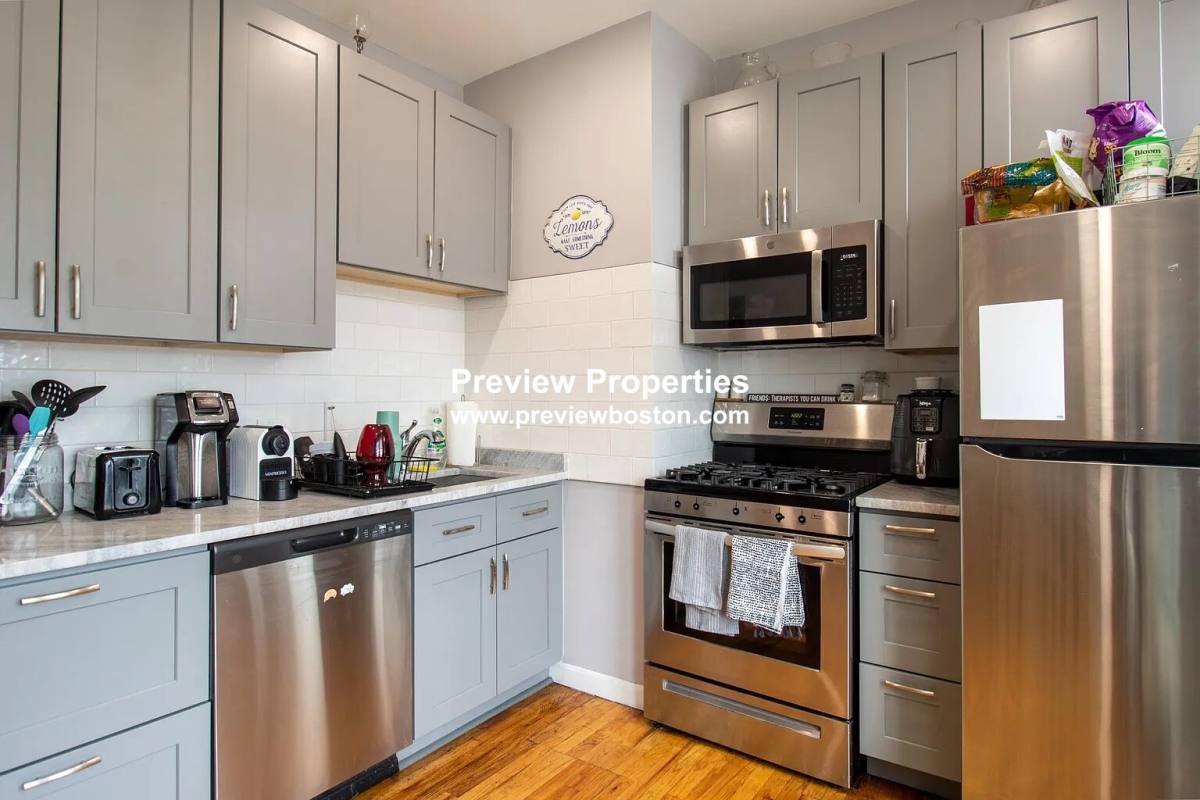 Apartment for rent at 117 Elm St #2, West Newton, MA 02465
