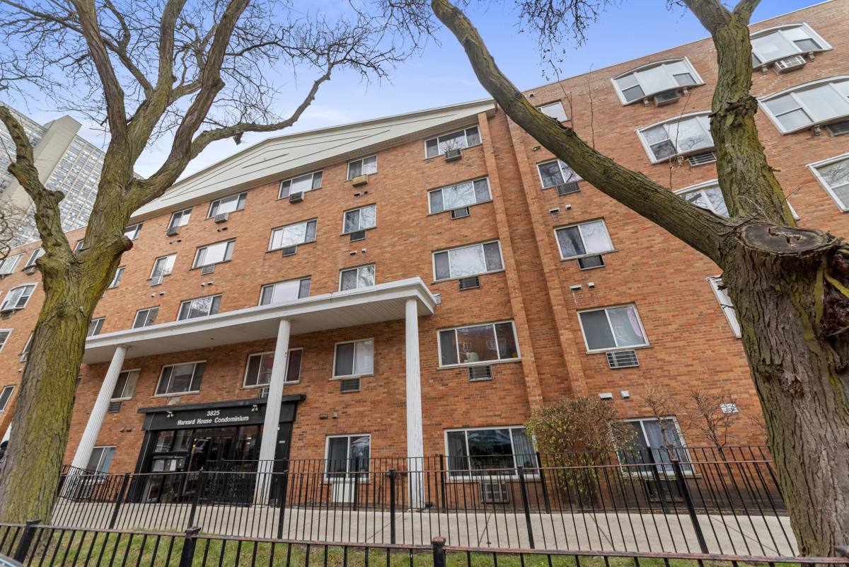 Apartment for rent at 3825 N Pine Grove Ave #201, Chicago, IL 60613