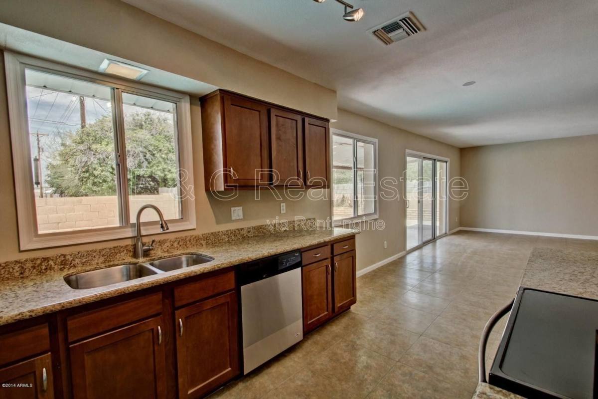 House for rent at 1030 E Manhatton Dr, Tempe, AZ 85282