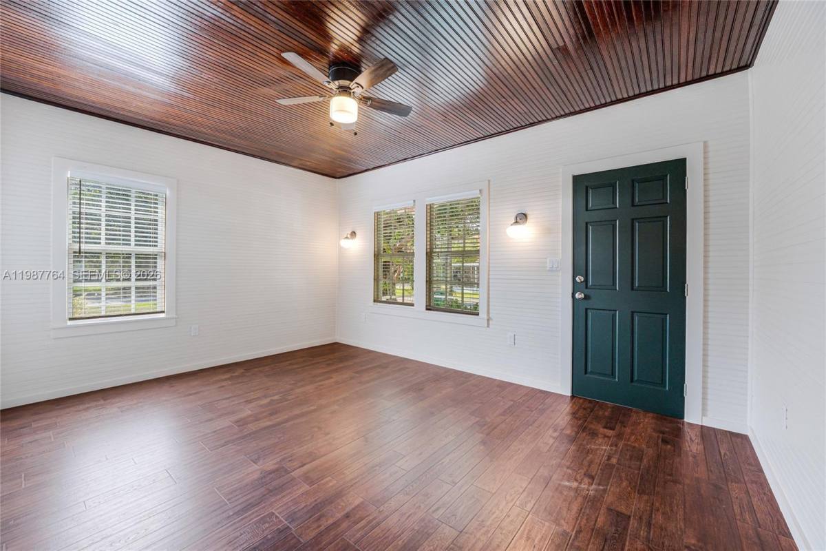 Apartment for rent at 3826 Oak Ave, Miami, FL 33133