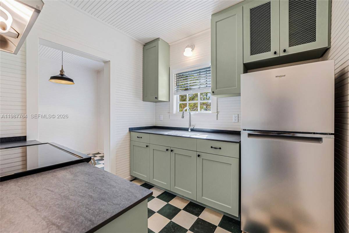 Apartment for rent at 3826 Oak Ave, Miami, FL 33133