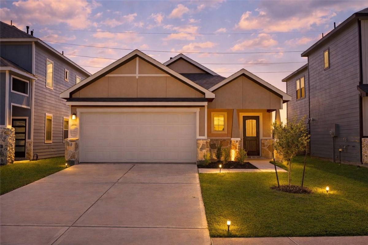 House for rent at 1124 Elsinore Dr, Rosharon, TX 77583