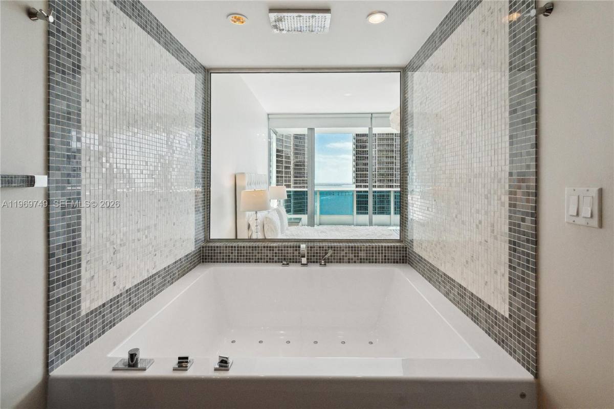 Condo for rent at 200 Biscayne Blvd Way, Miami, FL 33131