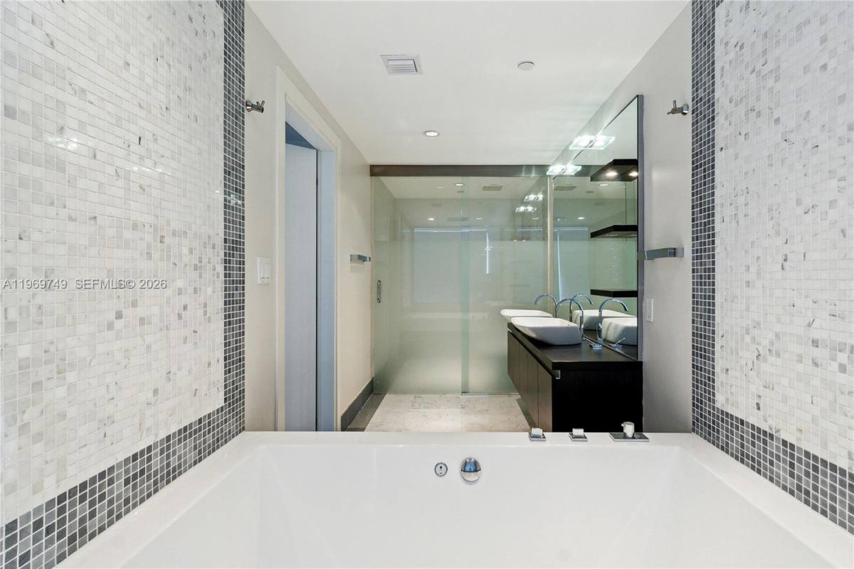 Condo for rent at 200 Biscayne Blvd Way, Miami, FL 33131