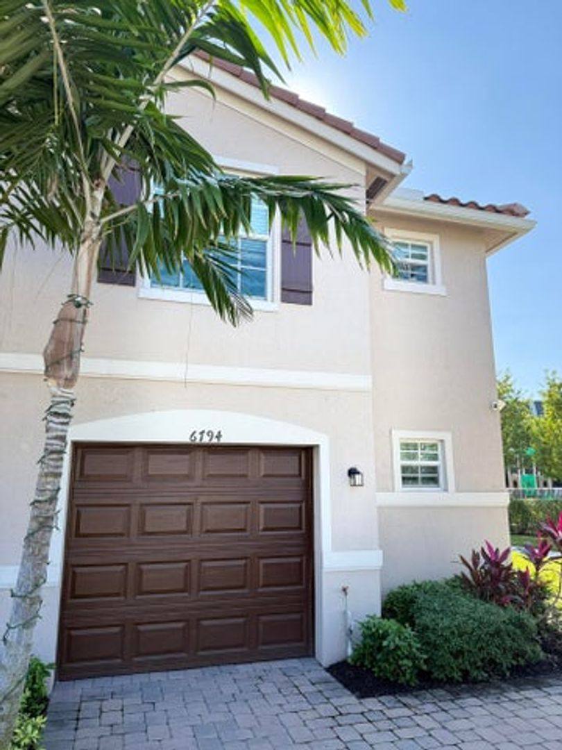 House for rent at 1880 Grantham Court, Wellington, FL 33414