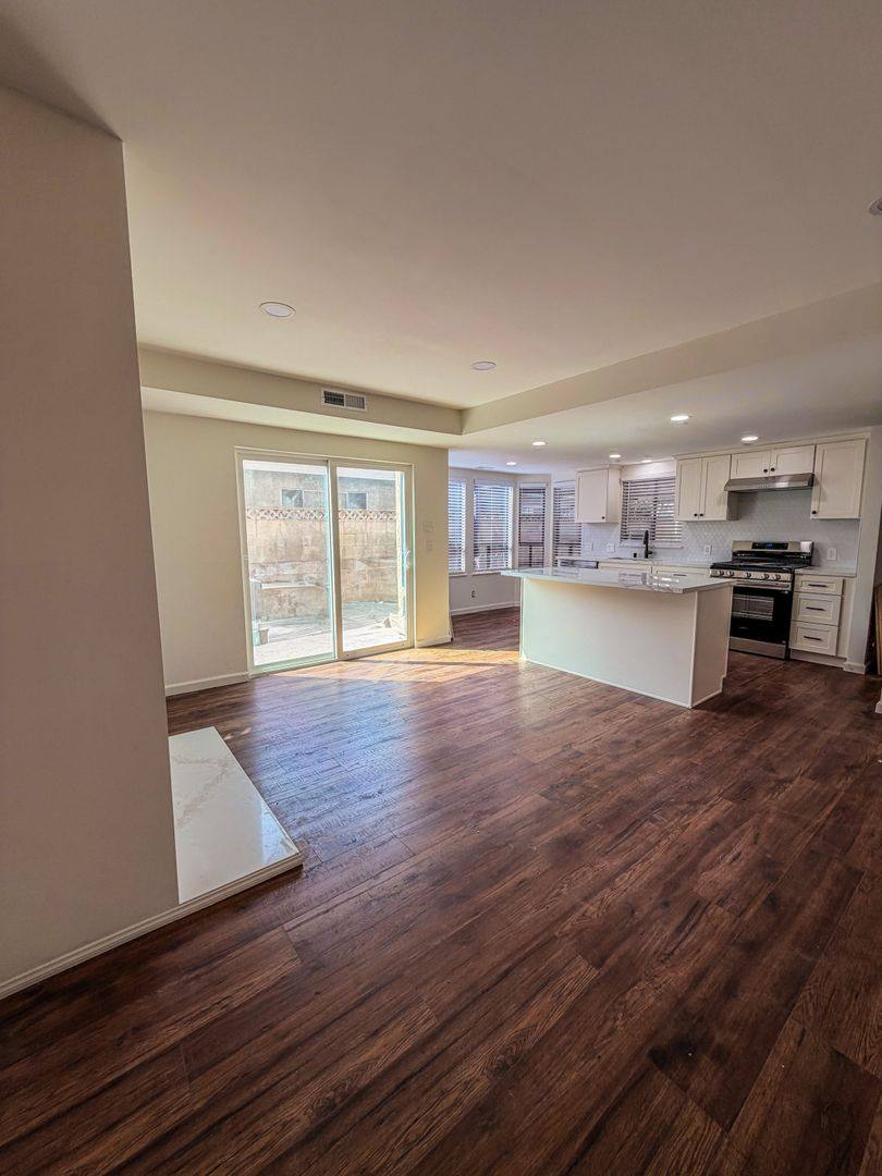 Apartment for rent at 801-803 N M St, Oxnard, CA 93030