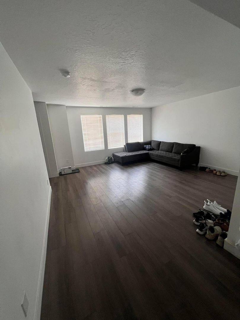 Townhouse for rent at 8357 S Durham St, Sandy, UT 84070