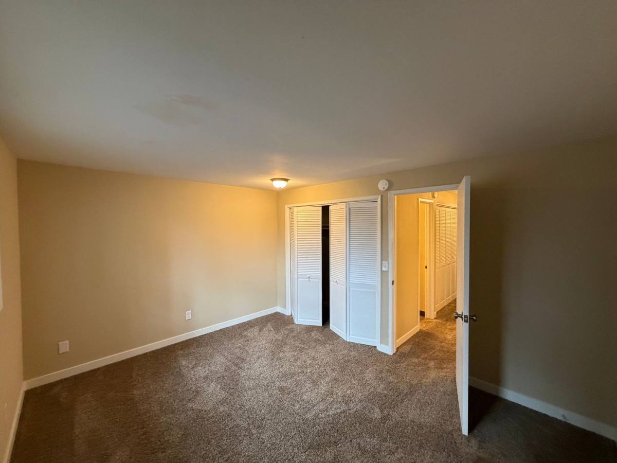 Apartment for rent at 4890 & 4894 Sunnyside Rd SE, Salem, OR 97302