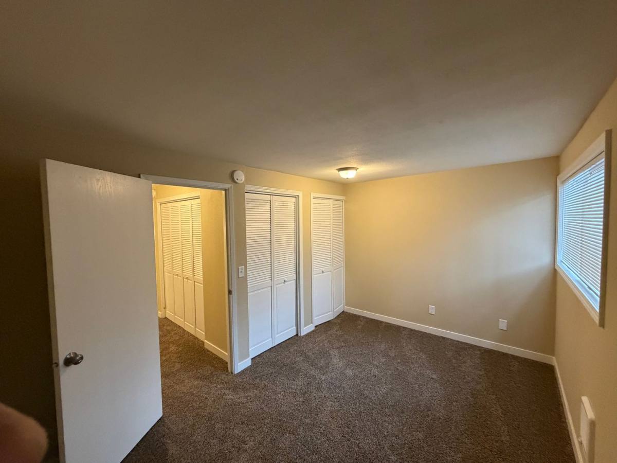 Apartment for rent at 4890 & 4894 Sunnyside Rd SE, Salem, OR 97302
