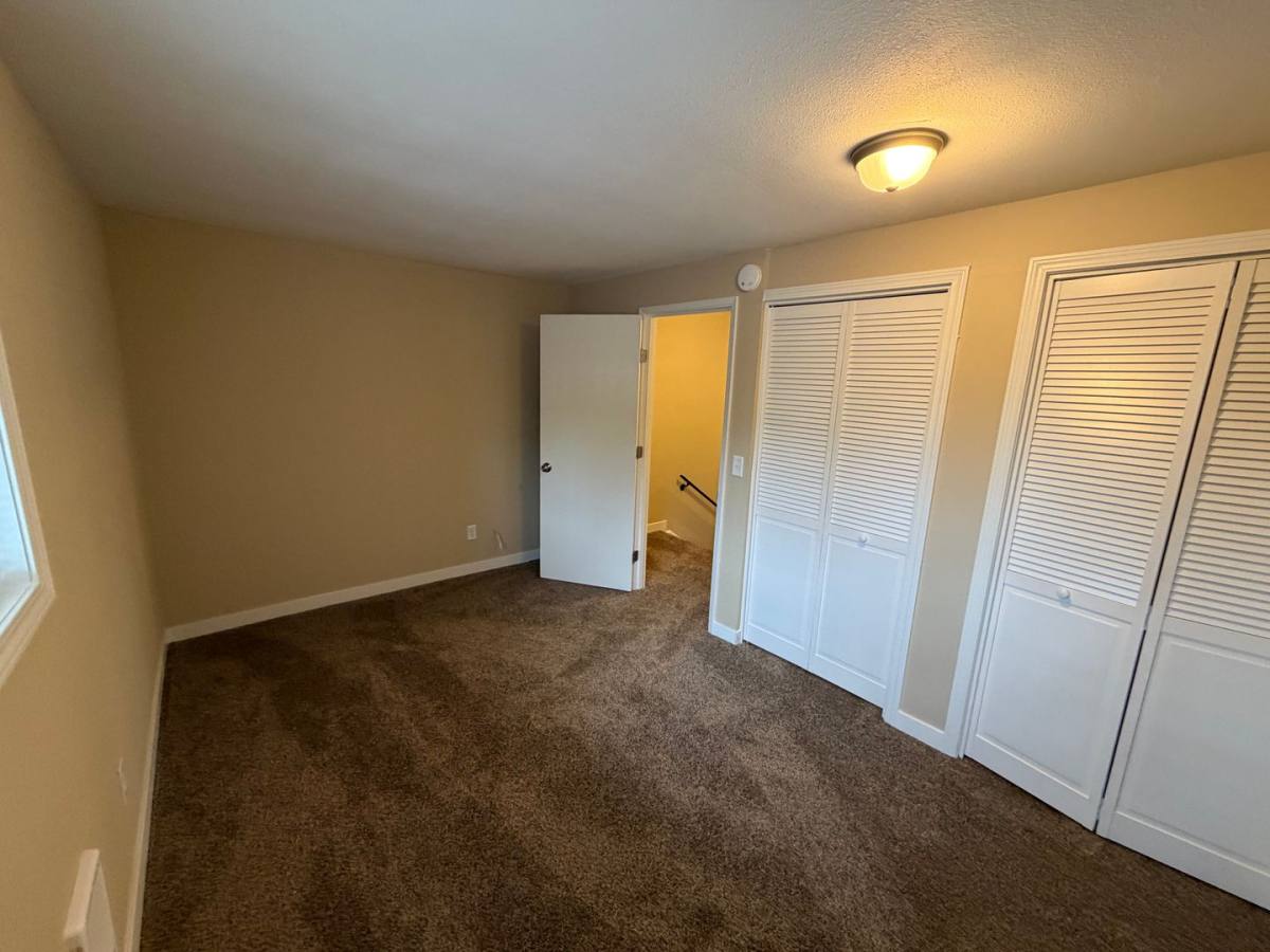 Apartment for rent at 4890 & 4894 Sunnyside Rd SE, Salem, OR 97302