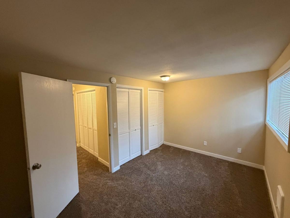 Apartment for rent at 4890 & 4894 Sunnyside Rd SE, Salem, OR 97302