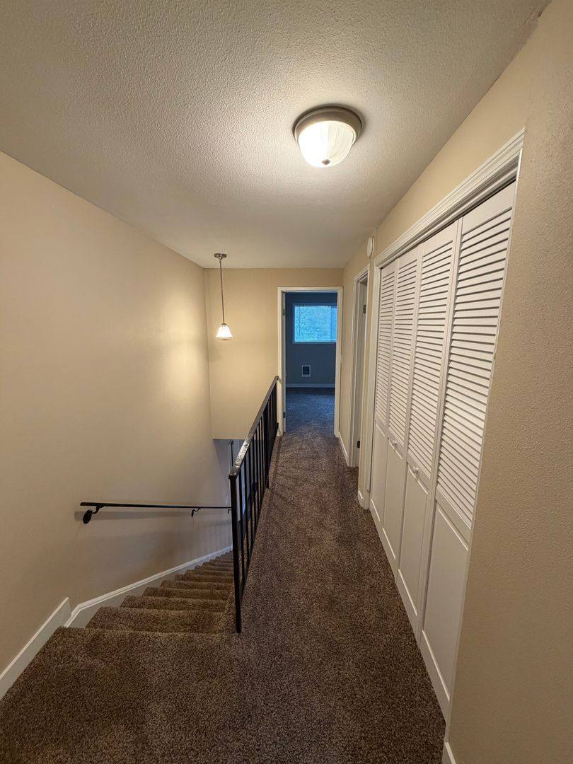 Apartment for rent at 4890 & 4894 Sunnyside Rd SE, Salem, OR 97302